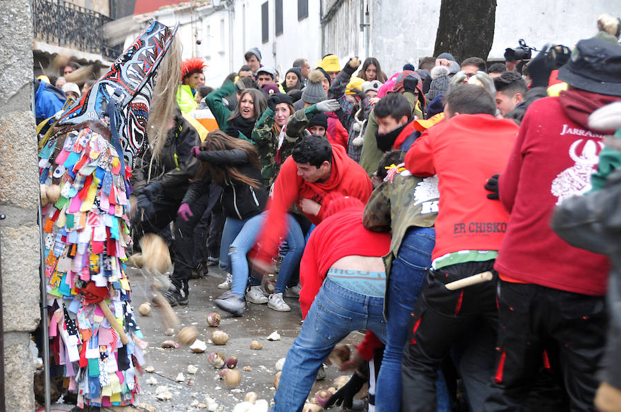 Fotos: Lluvia de nabos en Piornal para recibir al Jarramplas