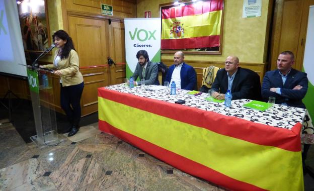 Yannis Pérez, primero por la derecha, escucha a la vicesecretaria de Movilización de Vox España. :: MAM