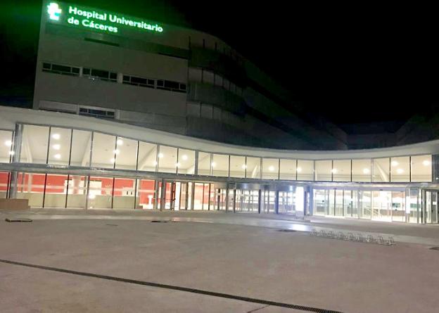 Nuevo Hospital Universitario de Cáceres, que ya luce su rótulo iluminado. :: ARMANDO MÉNDEZ