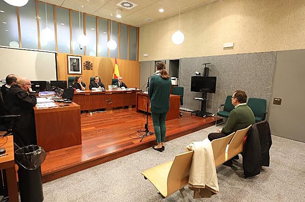 La exdelegada de Medio Ambiente de Mérida, Raquel Bravo, durante su declaración. :: brígido