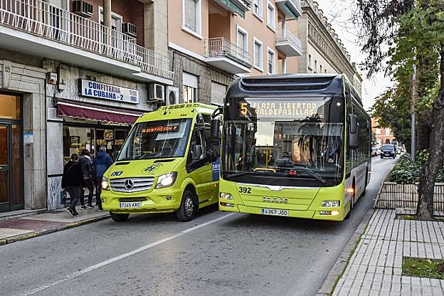 Un microbús junto a un autobús convencional en la avenida de Huelva. :: J.V. ARNELAS