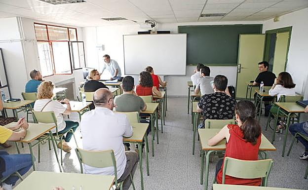 Docentes durante las pruebas de las oposiciones de Secundaria de 2018:: HOY