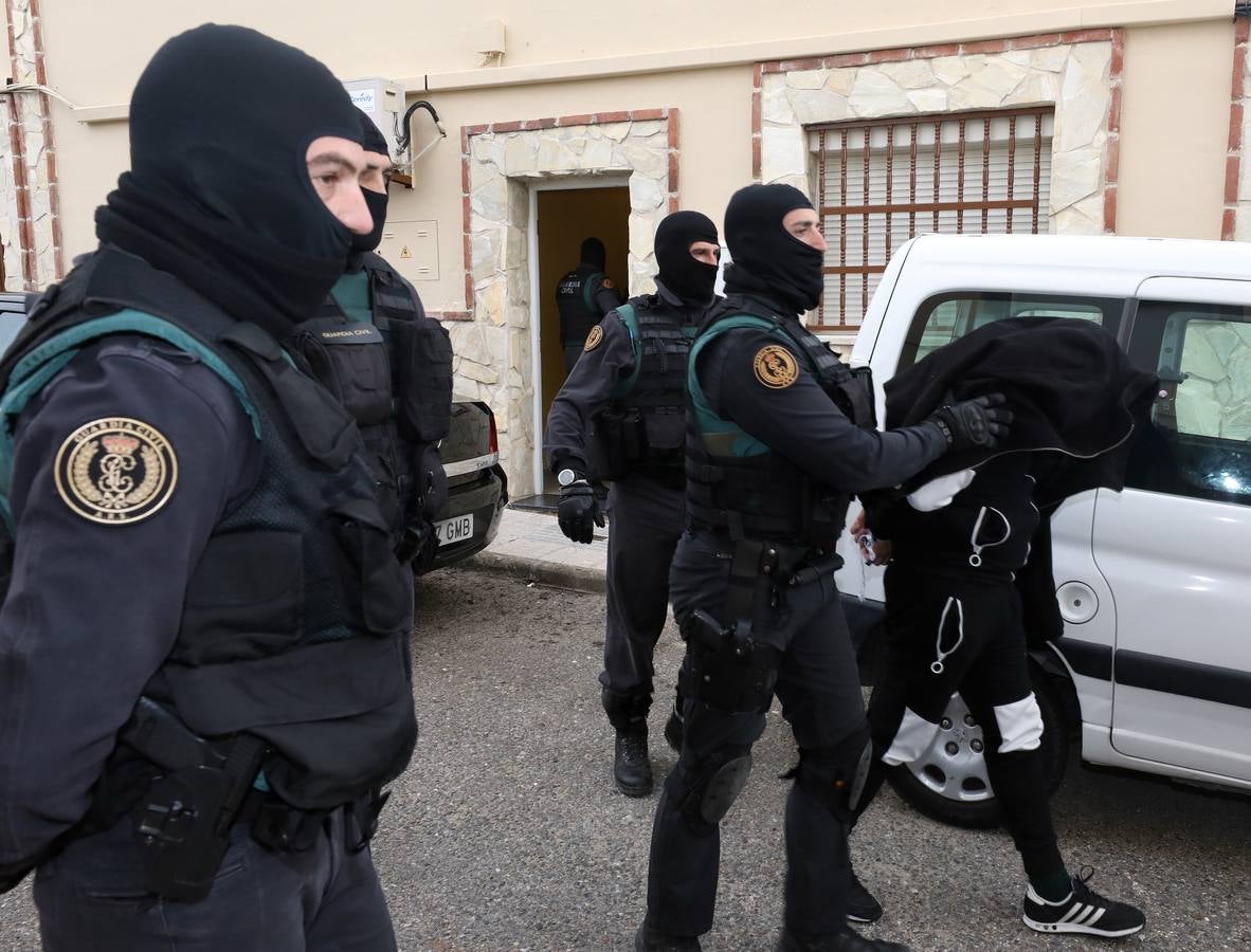 Varias unidades de la Guardia Civil y la Policía Nacional están llevando a cabo desde primeras horas de la mañana de este miércoles diversos registros en viviendas de Mérida y en otras localidades pacenses como Santa Amalia. El operativo se enmarca en una macrorredada contra el tráfico de drogas que se está desarrollando a nivel nacional. La Delegación del Gobierno en Extremadura confirma que ya ha habido detenciones en la provincia.