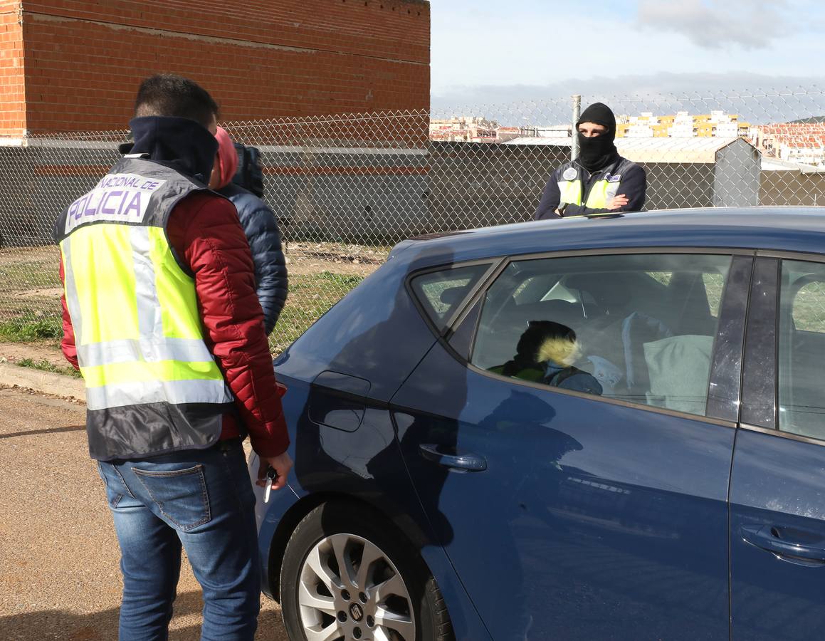 Varias unidades de la Guardia Civil y la Policía Nacional están llevando a cabo desde primeras horas de la mañana de este miércoles diversos registros en viviendas de Mérida y en otras localidades pacenses como Santa Amalia. El operativo se enmarca en una macrorredada contra el tráfico de drogas que se está desarrollando a nivel nacional. La Delegación del Gobierno en Extremadura confirma que ya ha habido detenciones en la provincia.