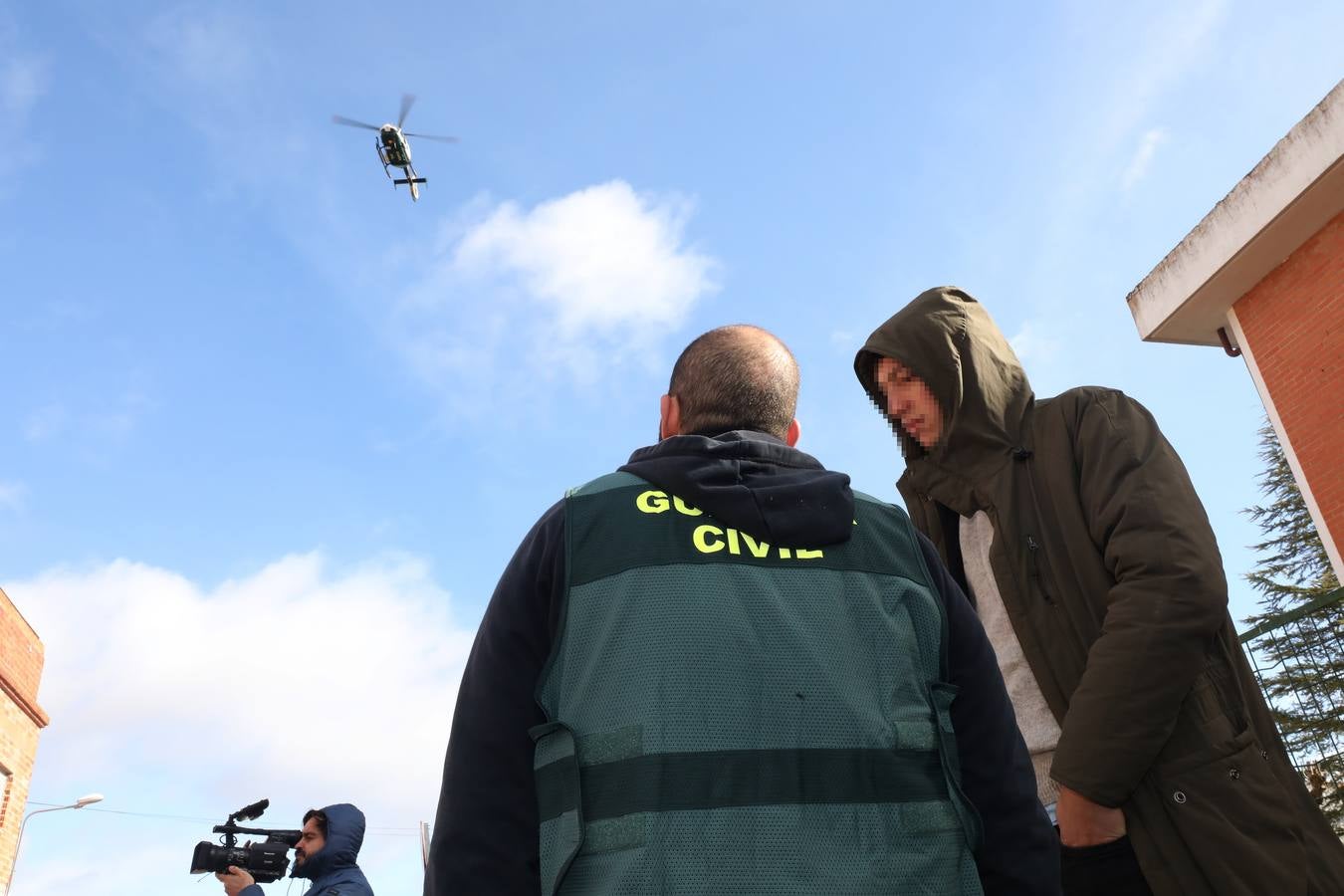 Varias unidades de la Guardia Civil y la Policía Nacional están llevando a cabo desde primeras horas de la mañana de este miércoles diversos registros en viviendas de Mérida y en otras localidades pacenses como Santa Amalia. El operativo se enmarca en una macrorredada contra el tráfico de drogas que se está desarrollando a nivel nacional. La Delegación del Gobierno en Extremadura confirma que ya ha habido detenciones en la provincia.