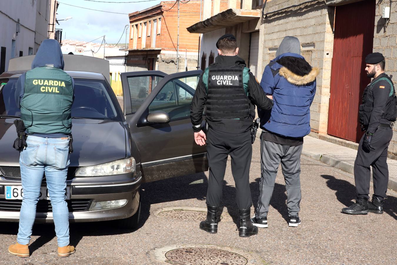 Varias unidades de la Guardia Civil y la Policía Nacional están llevando a cabo desde primeras horas de la mañana de este miércoles diversos registros en viviendas de Mérida y en otras localidades pacenses como Santa Amalia. El operativo se enmarca en una macrorredada contra el tráfico de drogas que se está desarrollando a nivel nacional. La Delegación del Gobierno en Extremadura confirma que ya ha habido detenciones en la provincia.