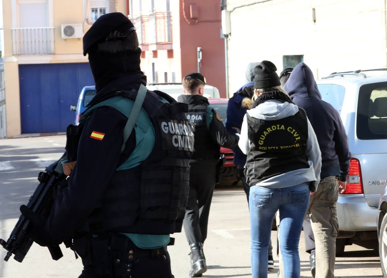 Varias unidades de la Guardia Civil y la Policía Nacional están llevando a cabo desde primeras horas de la mañana de este miércoles diversos registros en viviendas de Mérida y en otras localidades pacenses como Santa Amalia. El operativo se enmarca en una macrorredada contra el tráfico de drogas que se está desarrollando a nivel nacional. La Delegación del Gobierno en Extremadura confirma que ya ha habido detenciones en la provincia.