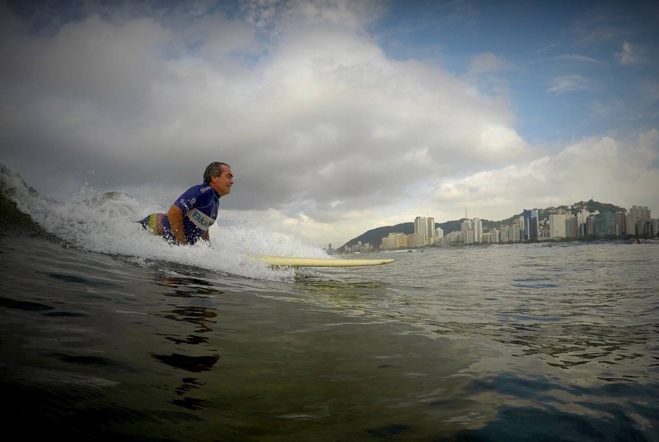 Un grupo de mayores de 50 años práctica surf durante una clase que imparte «Escuela Radical», en Santos (Brasil). Con el espíritu aloha por bandera han encontrado en el surf una «nueva forma de vida» que, en algunos casos, se ha convertido en la vacuna perfecta contra los prejuicios de la vejez, la soledad y hasta la depresión.