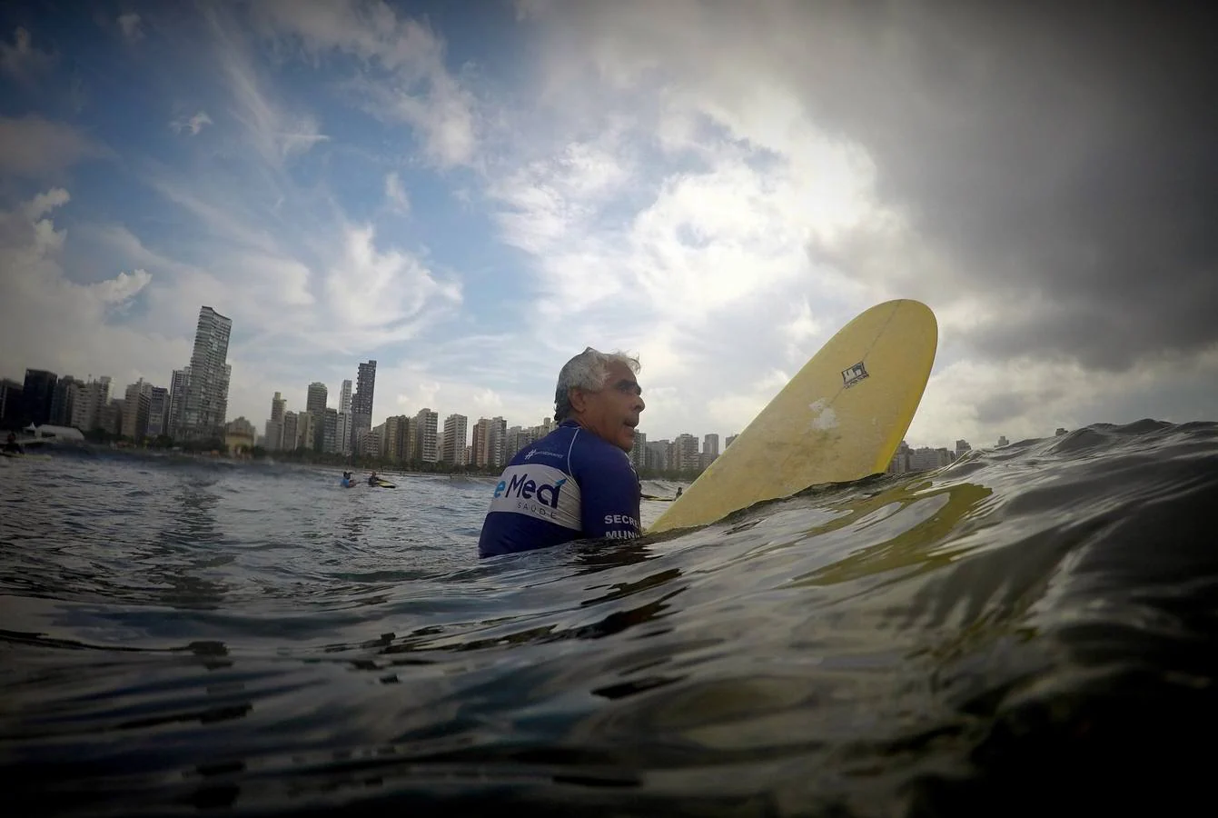 Un grupo de mayores de 50 años práctica surf durante una clase que imparte «Escuela Radical», en Santos (Brasil). Con el espíritu aloha por bandera han encontrado en el surf una «nueva forma de vida» que, en algunos casos, se ha convertido en la vacuna perfecta contra los prejuicios de la vejez, la soledad y hasta la depresión.