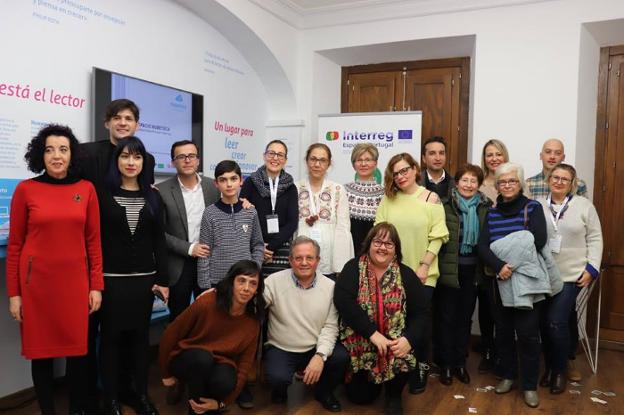 Participantes en la inauguración de 'Nubeteca'. :: f. h.