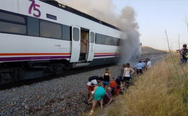 Viajeros afectados por un incendio en un tren:: HOY