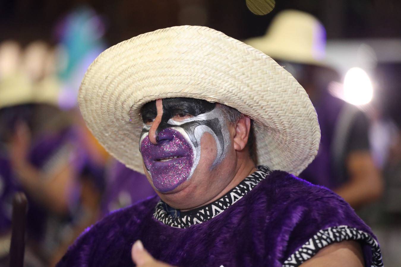 Agrupaciones de murgas uruguayas participan en el desfile inaugural del carnaval de Montevideo (Uruguay). El tradicional desfile está compuesto por 44 conjuntos de las agrupaciones carnavalescas. A diferencia de años anteriores, en esta ocasión se optó por tener un desfile menos extenso pero con un escenario en la última cuadra para que cada conjunto pueda hacer una breve presentación de tres minutos que es evaluada por un jurado y ante la mirada del público que rodea las calles de la tradicional avenida 18 de julio.