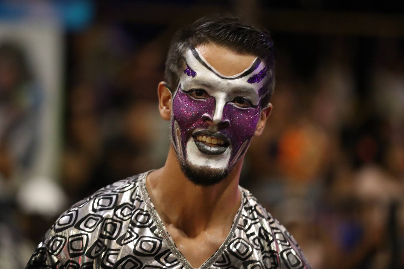 Agrupaciones de murgas uruguayas participan en el desfile inaugural del carnaval de Montevideo (Uruguay). El tradicional desfile está compuesto por 44 conjuntos de las agrupaciones carnavalescas. A diferencia de años anteriores, en esta ocasión se optó por tener un desfile menos extenso pero con un escenario en la última cuadra para que cada conjunto pueda hacer una breve presentación de tres minutos que es evaluada por un jurado y ante la mirada del público que rodea las calles de la tradicional avenida 18 de julio.