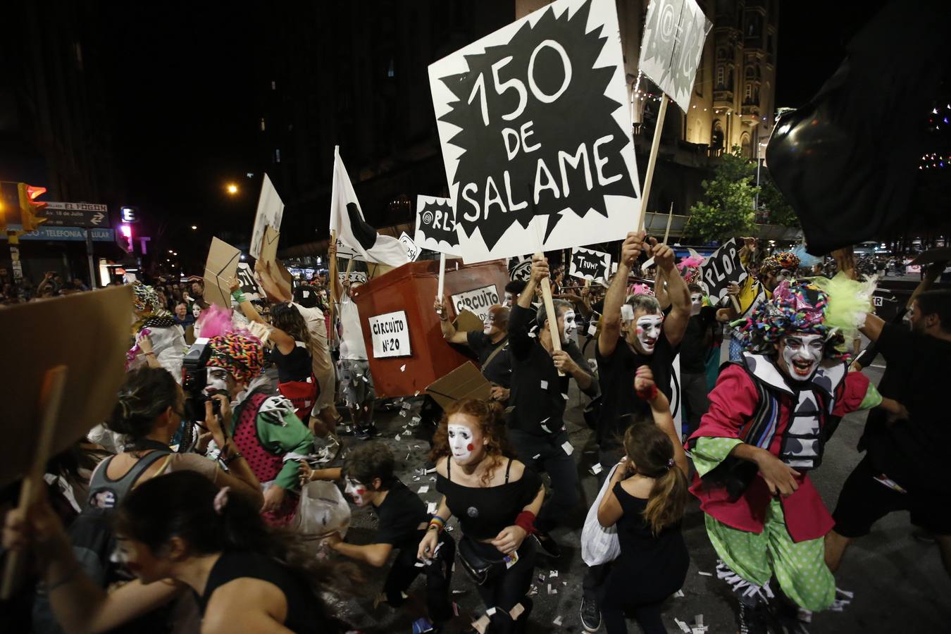 Agrupaciones de murgas uruguayas participan en el desfile inaugural del carnaval de Montevideo (Uruguay). El tradicional desfile está compuesto por 44 conjuntos de las agrupaciones carnavalescas. A diferencia de años anteriores, en esta ocasión se optó por tener un desfile menos extenso pero con un escenario en la última cuadra para que cada conjunto pueda hacer una breve presentación de tres minutos que es evaluada por un jurado y ante la mirada del público que rodea las calles de la tradicional avenida 18 de julio.