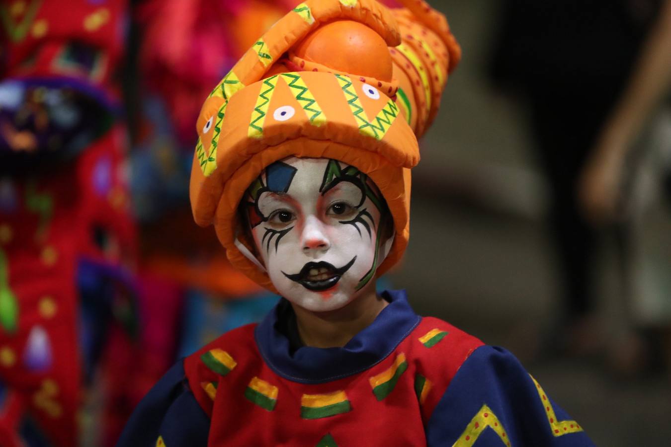Agrupaciones de murgas uruguayas participan en el desfile inaugural del carnaval de Montevideo (Uruguay). El tradicional desfile está compuesto por 44 conjuntos de las agrupaciones carnavalescas. A diferencia de años anteriores, en esta ocasión se optó por tener un desfile menos extenso pero con un escenario en la última cuadra para que cada conjunto pueda hacer una breve presentación de tres minutos que es evaluada por un jurado y ante la mirada del público que rodea las calles de la tradicional avenida 18 de julio.