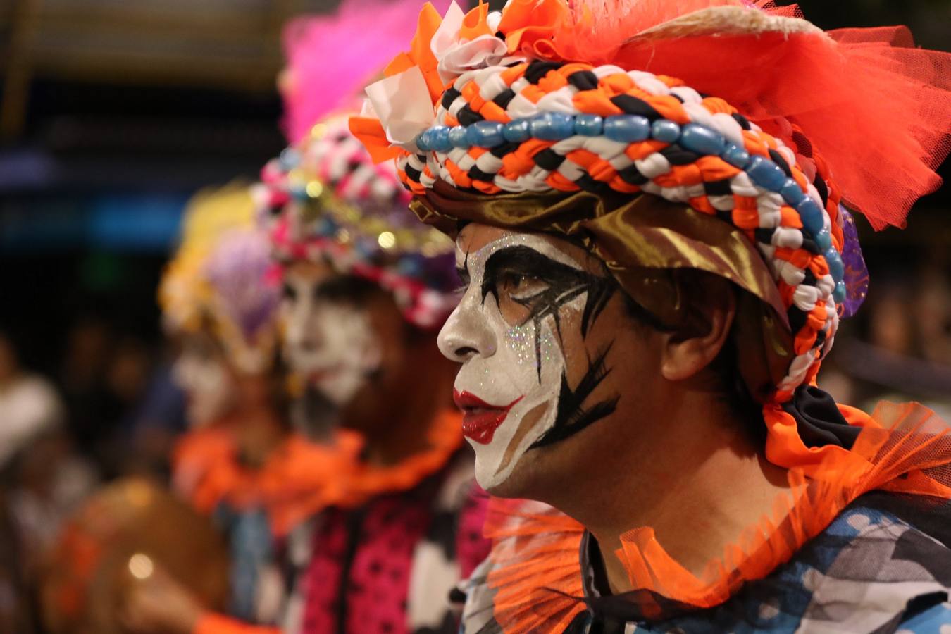 Agrupaciones de murgas uruguayas participan en el desfile inaugural del carnaval de Montevideo (Uruguay). El tradicional desfile está compuesto por 44 conjuntos de las agrupaciones carnavalescas. A diferencia de años anteriores, en esta ocasión se optó por tener un desfile menos extenso pero con un escenario en la última cuadra para que cada conjunto pueda hacer una breve presentación de tres minutos que es evaluada por un jurado y ante la mirada del público que rodea las calles de la tradicional avenida 18 de julio.