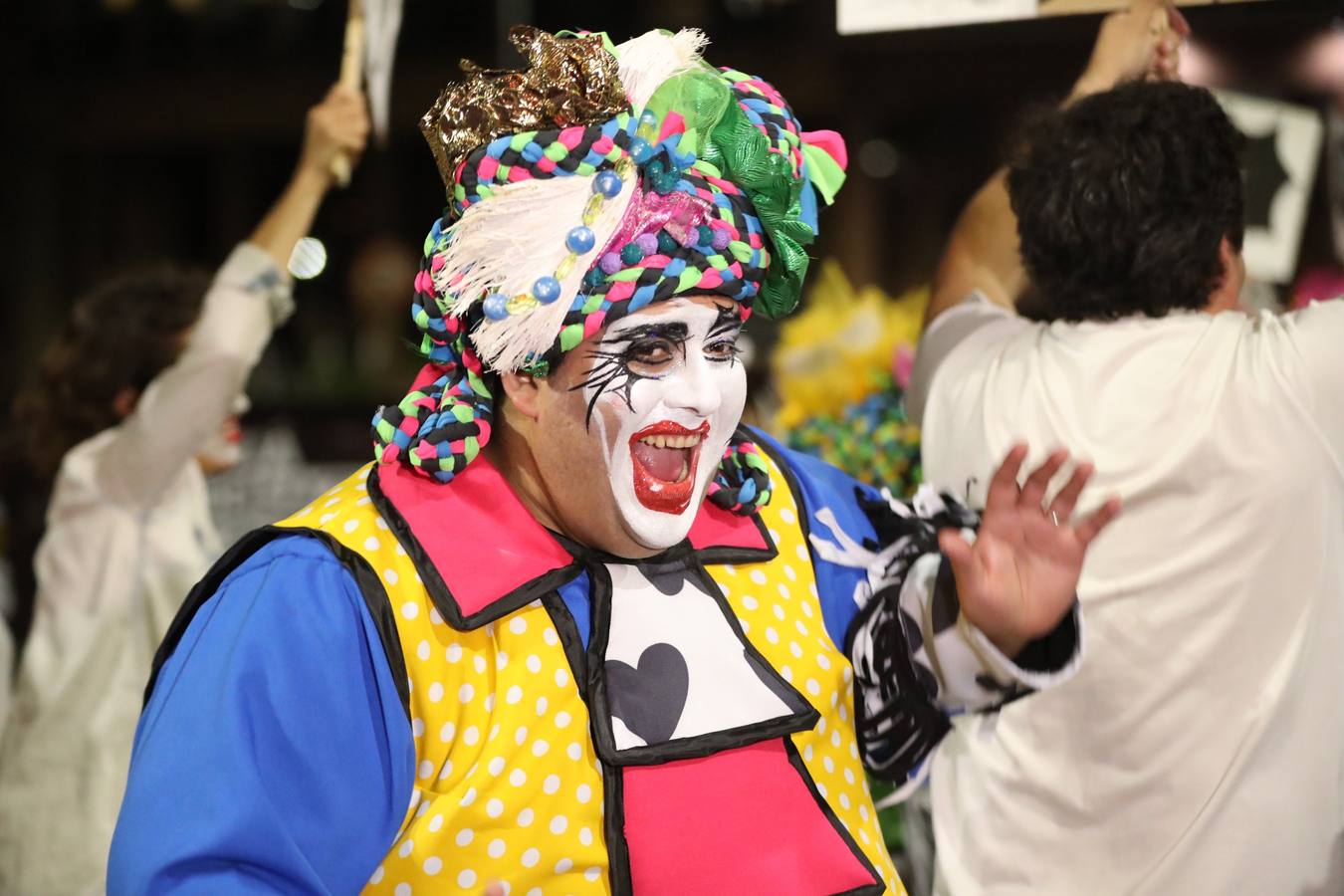 Agrupaciones de murgas uruguayas participan en el desfile inaugural del carnaval de Montevideo (Uruguay). El tradicional desfile está compuesto por 44 conjuntos de las agrupaciones carnavalescas. A diferencia de años anteriores, en esta ocasión se optó por tener un desfile menos extenso pero con un escenario en la última cuadra para que cada conjunto pueda hacer una breve presentación de tres minutos que es evaluada por un jurado y ante la mirada del público que rodea las calles de la tradicional avenida 18 de julio.