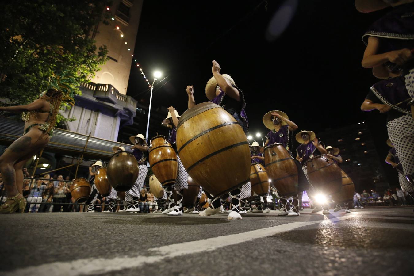 Agrupaciones de murgas uruguayas participan en el desfile inaugural del carnaval de Montevideo (Uruguay). El tradicional desfile está compuesto por 44 conjuntos de las agrupaciones carnavalescas. A diferencia de años anteriores, en esta ocasión se optó por tener un desfile menos extenso pero con un escenario en la última cuadra para que cada conjunto pueda hacer una breve presentación de tres minutos que es evaluada por un jurado y ante la mirada del público que rodea las calles de la tradicional avenida 18 de julio.