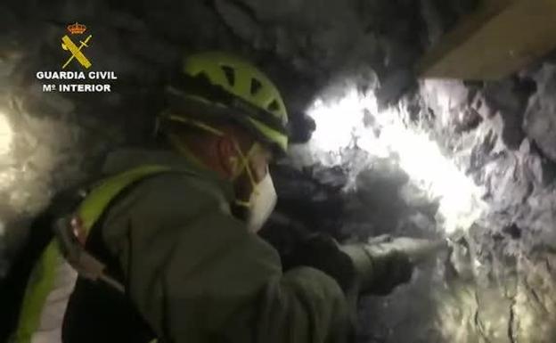 Labores de rescate en el interior del túnel donde estaba Julen.