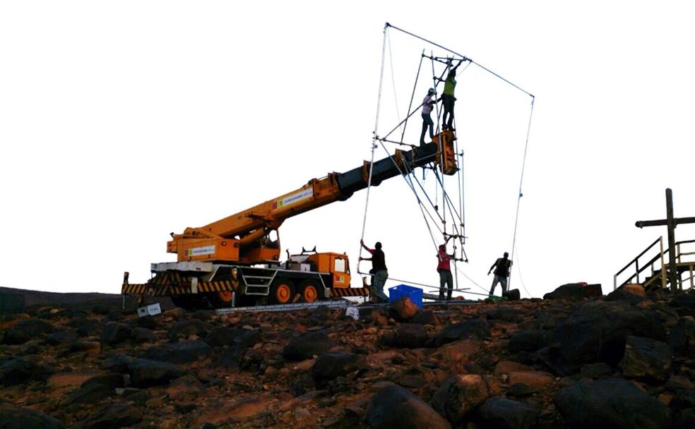 Preparando los efectos especiales para rodar la crucifixión de Jesucristo en la película 'La Biblia'. :: 