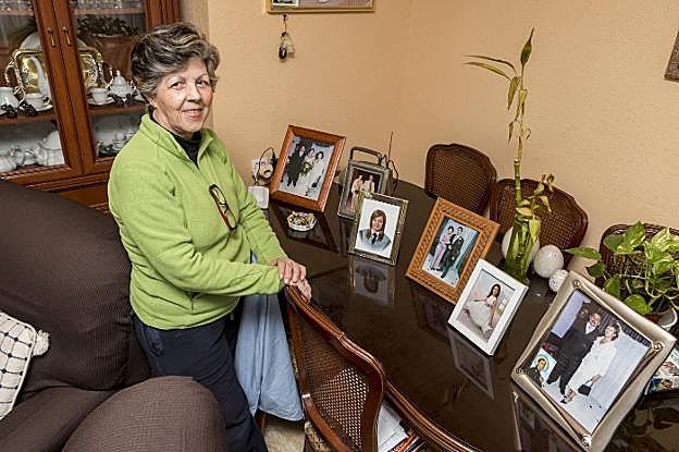 Dori en su casa de Plasencia. No tiene hijos y su marido falleció hace catorce años. :: Andy Solé