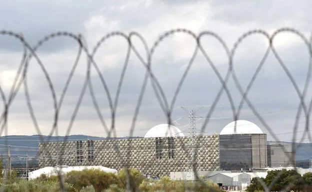 Vista exterior de la central nuclear de Almaraz. :: HOY