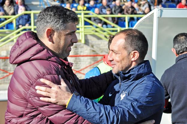 Juan García y Pedro Munitis se saludan antes del partido. :: e. d.