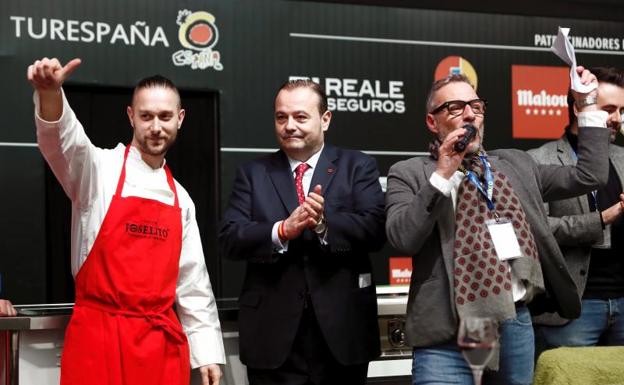 Javier Ugidos (i), ganador del concurso de la mejor croqueta del jamón del mundo en Madrid Fusión. 