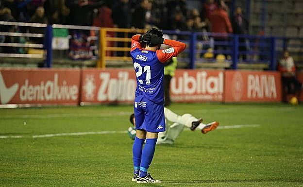 Chuli, de espaldas, durante el partido Extremadura-Oviedo. 