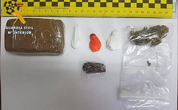 Detenidos cuatro vecinos de Azuaga que viajaban en dos coches con hachís y cocaína