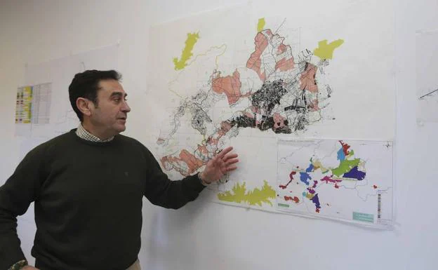Francisco Lemus muestra los mapas del área de influencia