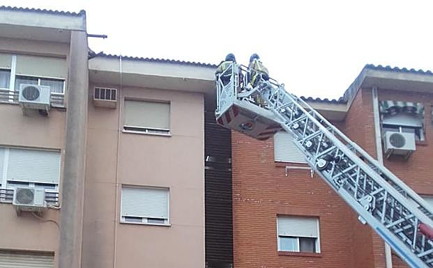 Los bomberos retiran láminas metálicas desprendidas en un bloque de Suerte de Saavedra:: HOY