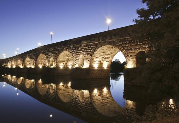 Puente Romano, alguna de las veces que ha estado totalmente iluminado. :: J.M. ROMERO