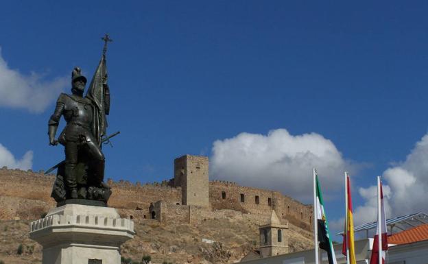 Estatua de Hernán Cortés en Medellín, su pueblo natal.