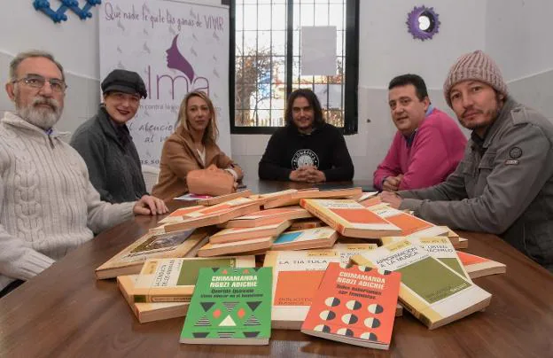 Integrantes del proyecto con libros que se donarán al módulo de mujeres de la cárcel de Badajoz. 