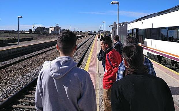 Viajeros esperando en los andenes de la estación de Oropesa, donde se lleva a cabo el cambio de locomotora:: 