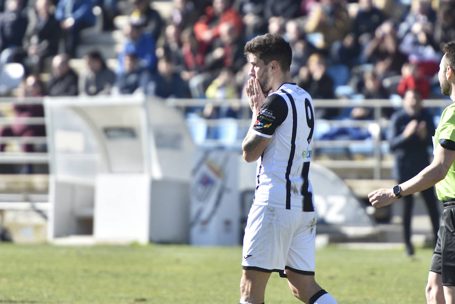 El equipo blanquinegro logra una valiosa victoria ante el poderoso club balear con uno menos desde el minuto 6