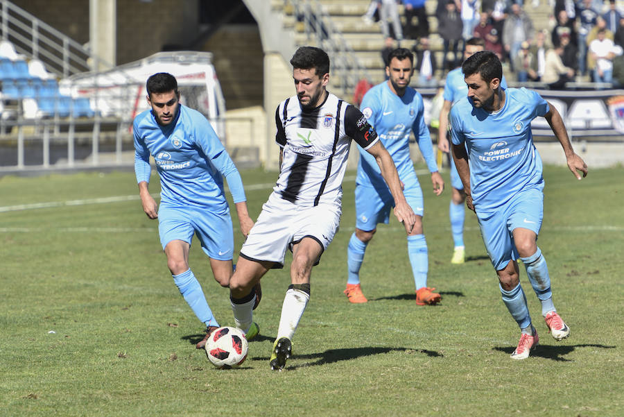 El equipo blanquinegro logra una valiosa victoria ante el poderoso club balear con uno menos desde el minuto 6