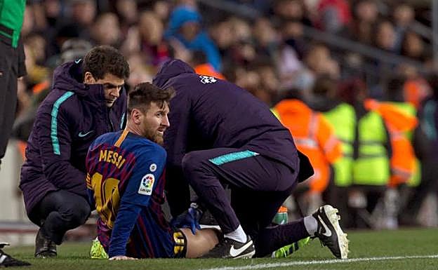 Leo Messi siendo atendido en el partido de Liga frente al Valencia.