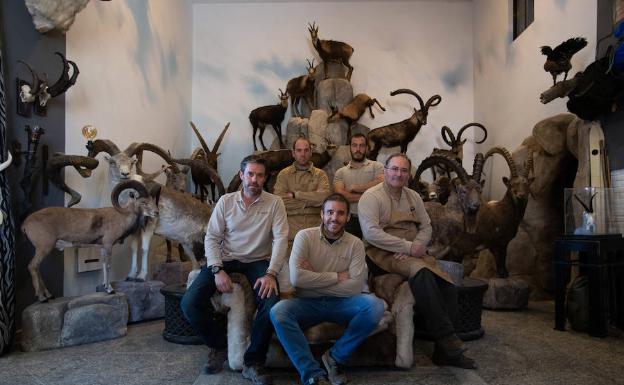 Ramón Garoz, en el centro, y su hermano Juanjo, a la izquierda, junto con los otros tres trabajadores de la taxidermia Garoz, la más antigua del pueblo. 