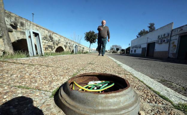 Juan José Trocolí muestra el lugar donde tendría que haber una farola:: BRÍGIDO