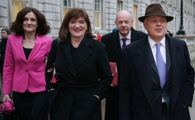 Políticos conservadores tras reunirse ayer con May en Londres para renegociar el 'brexit'.