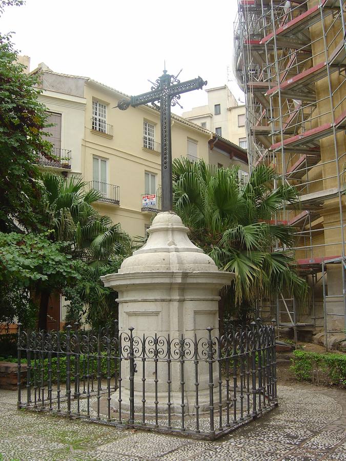 Cruz levantada en honor de los caídos del bando franquista en los jardines de la Catedral de Málaga.