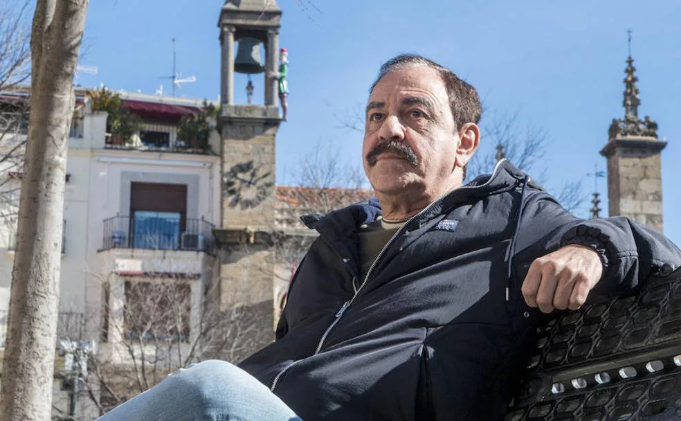 Félix Alfonso (56 años), sentado en un banco de la Plaza Mayor de Plasencia, su ciudad natal. Al fondo, el abuelo Mayorga. 
