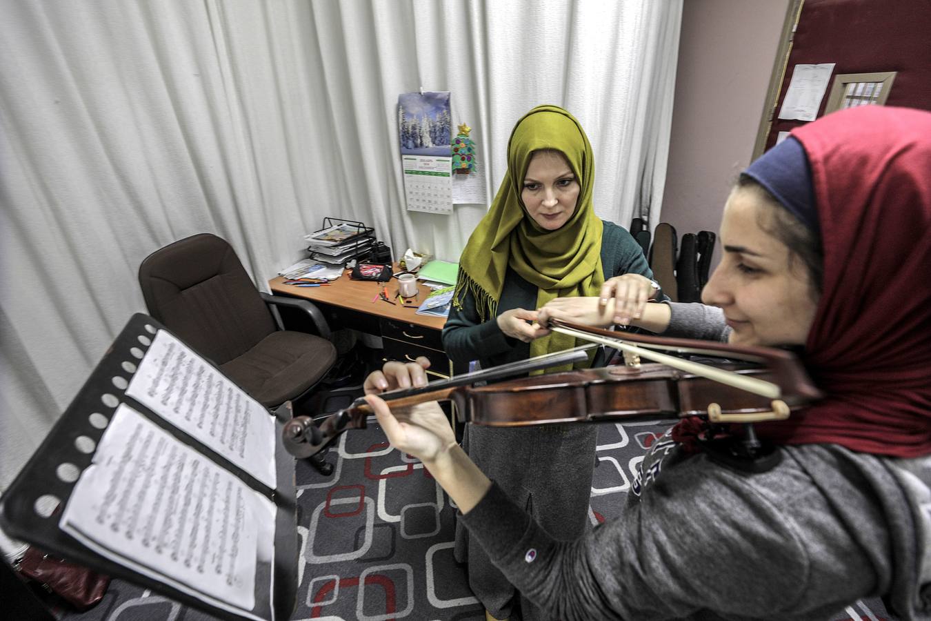 Estudiantes palestinos asisten a clases de música en el Conservatorio Nacional de Música Edward Said en la ciudad de Gaza Alrededor de 180 estudiantes palestinos, de entre seis y 16 años, se entrenan en el Conservatorio Nacional de Música Edward Said con cinco tipos de instrumentos musicales: Piano, kanoun, oud, guitarra y violín.