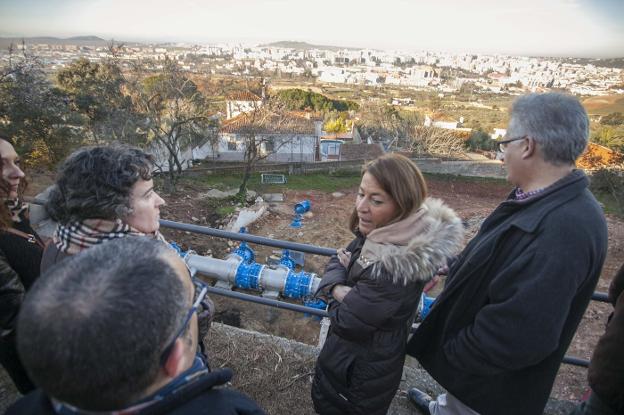 Elena Nevado, junto a José Luis Castaño, en su visita de ayer al depósito de agua de la Montaña. :: j. REY