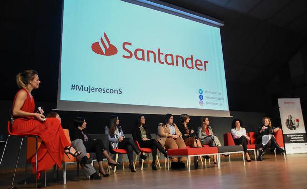 Mesa redonda con mentoras y mentorizadas moderada por la periodista Ángeles Blanco. 