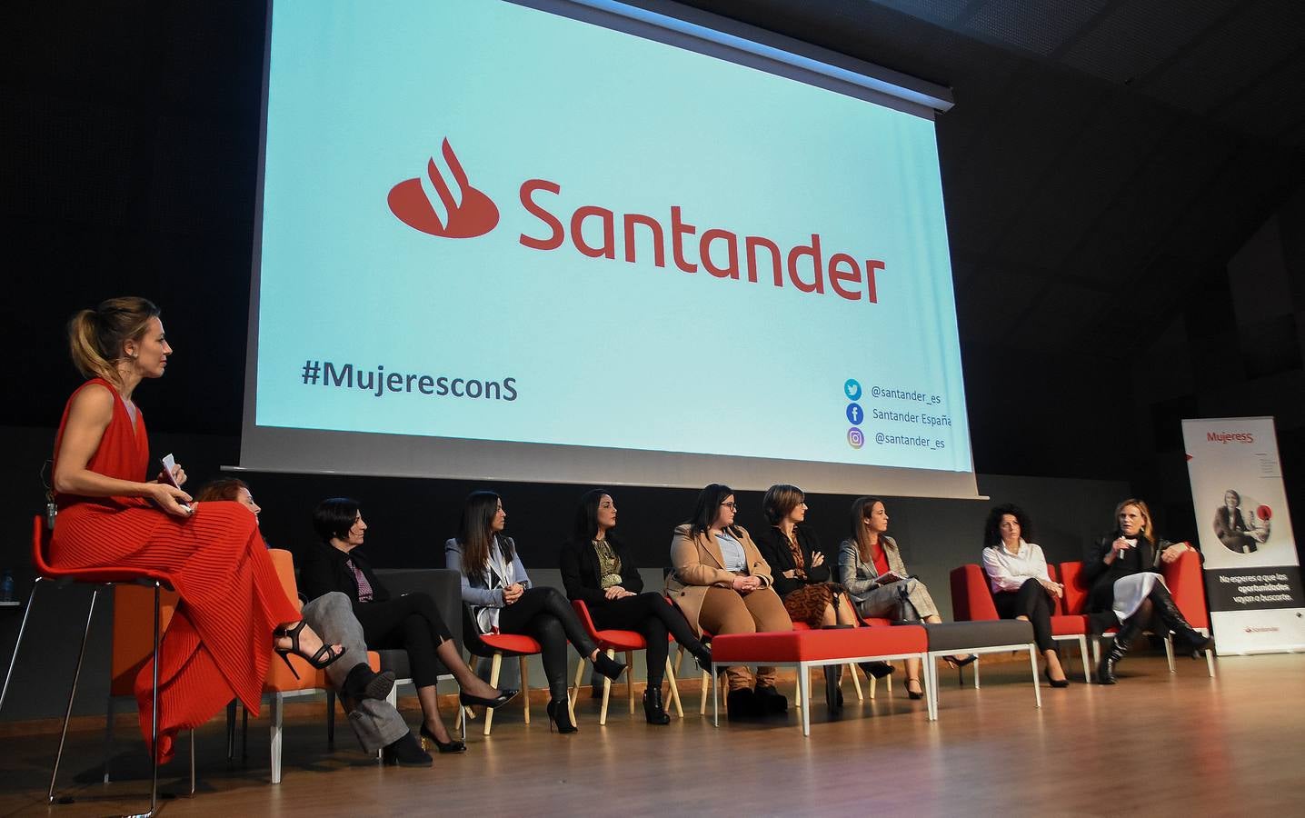 Medio millar de mujeres escucharon ayer en Badajoz (IFEBA) las experiencias de 'Mujeres con S', una idea para acabar con la brecha de género.