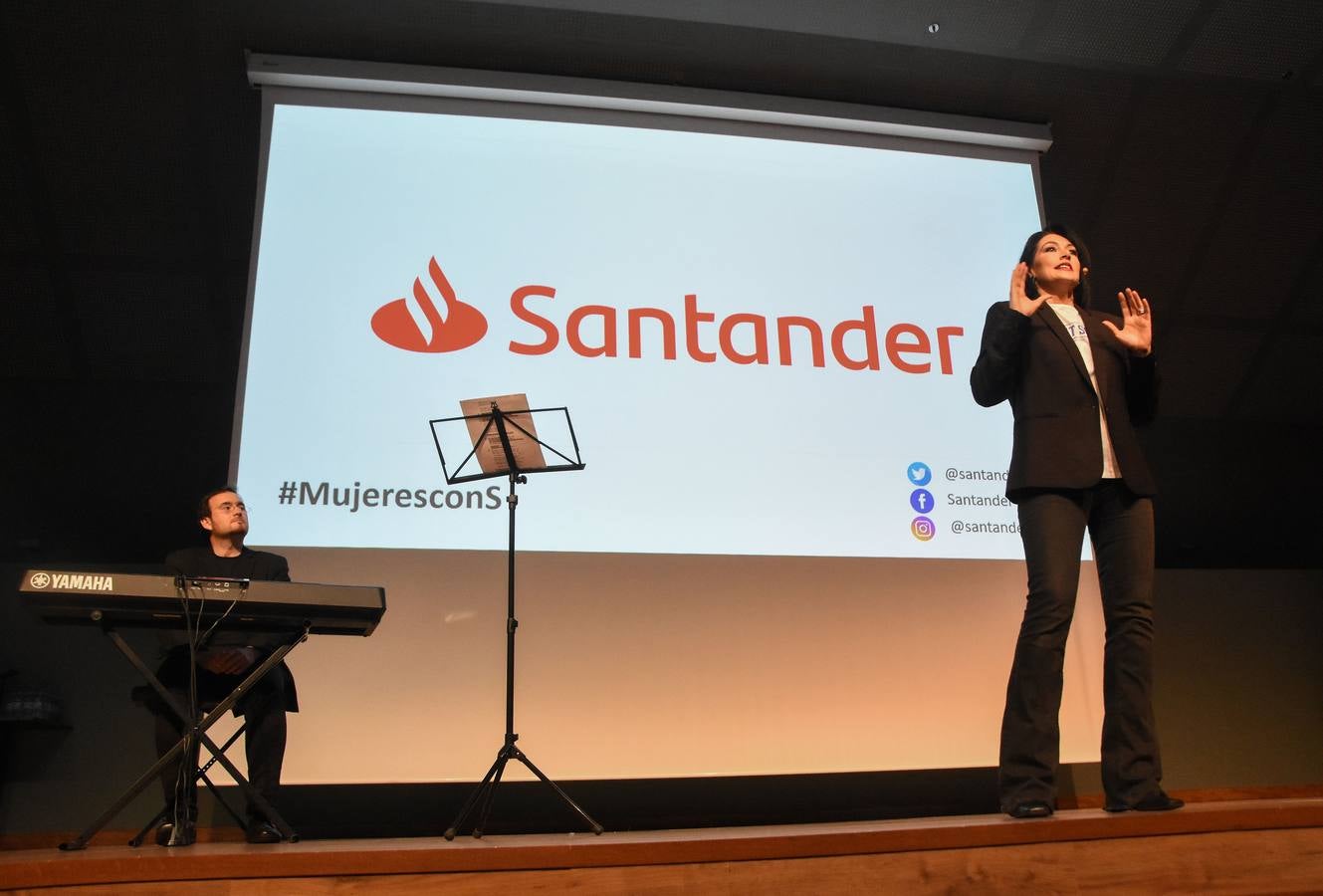 Medio millar de mujeres escucharon ayer en Badajoz (IFEBA) las experiencias de 'Mujeres con S', una idea para acabar con la brecha de género.