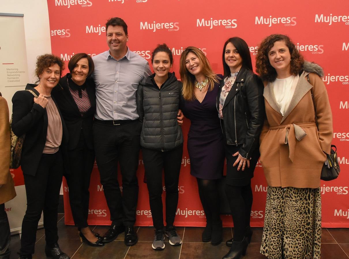 Medio millar de mujeres escucharon ayer en Badajoz (IFEBA) las experiencias de 'Mujeres con S', una idea para acabar con la brecha de género.